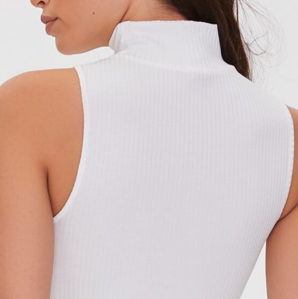White ribbed crossover cutout crop top - Picture 3 of 5